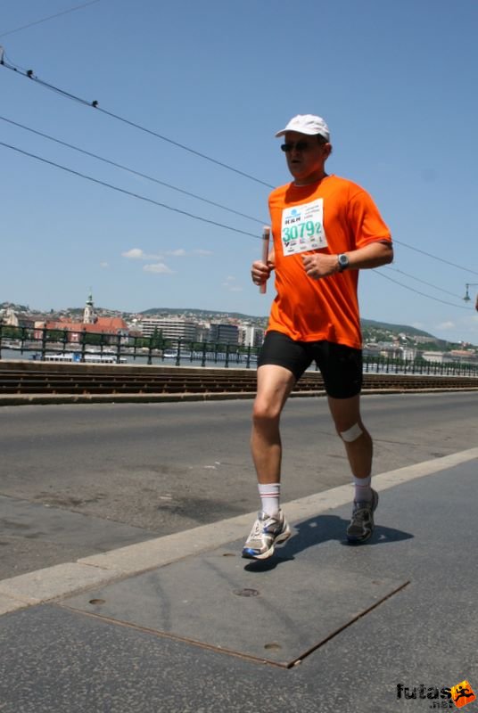 K&H Maraton és félmaraton váltó maraton_1236.jpg Woodwill K&H Olimpiai Maraton és félmaraton váltó futás Budapest képek 2. fotók maraton_1236.jpg Woodwill