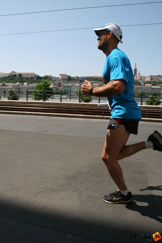 K&H Maraton és félmaraton váltó maraton_1242.jpg maraton_1242.jpg K&H Olimpiai Maraton és félmaraton váltó futás Budapest képek 2. fotók maraton_1242.jpg maraton_1242.jpg