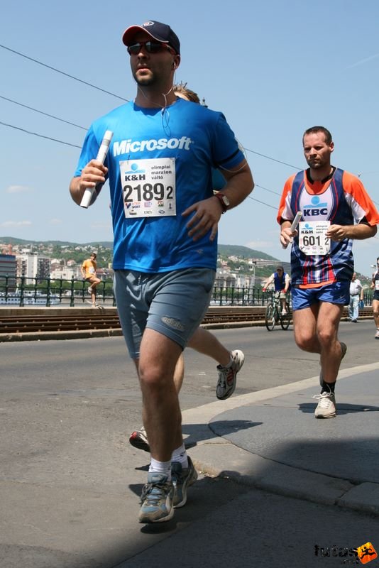 K&H Maraton és félmaraton váltó maraton_1251.jpg Msrun K&H Olimpiai Maraton és félmaraton váltó futás Budapest képek 2. fotók maraton_1251.jpg Msrun