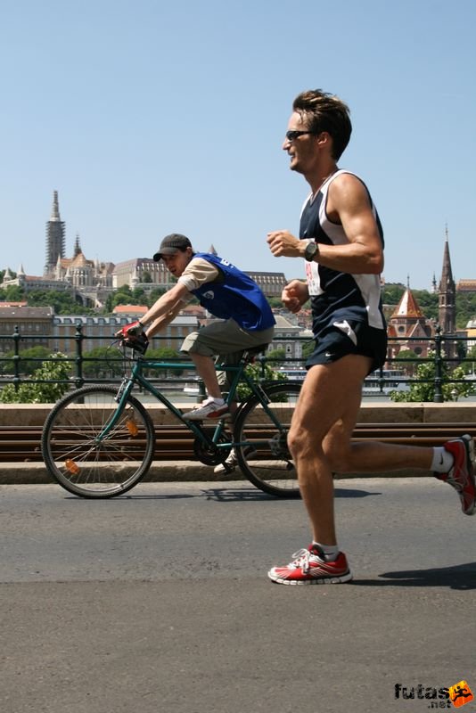 K&H Maraton és félmaraton váltó maraton_1252.jpg krisz az élen fut K&H Olimpiai Maraton és félmaraton váltó futás Budapest képek 2. fotók maraton_1252.jpg krisz az élen fut