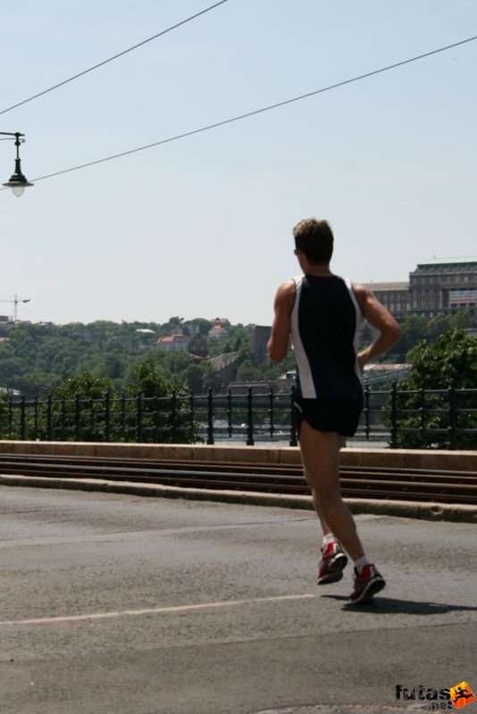 K&H Maraton és félmaraton váltó maraton_1253.jpg krisz vezeti a mezőnyt K&H Olimpiai Maraton és félmaraton váltó futás Budapest képek 2. fotók maraton_1253.jpg krisz vezeti a mezőnyt