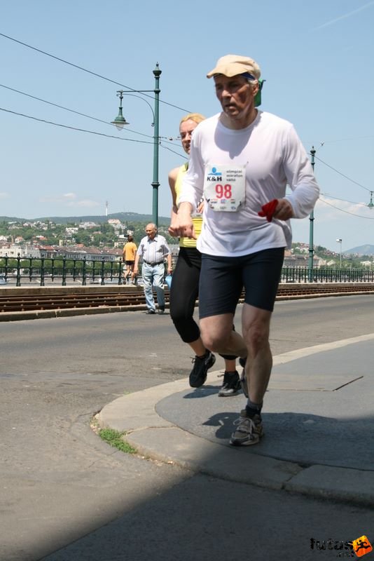 K&H Maraton és félmaraton váltó maraton_1254.jpg maraton_1254.jpg K&H Olimpiai Maraton és félmaraton váltó futás Budapest képek 2. fotók maraton_1254.jpg maraton_1254.jpg