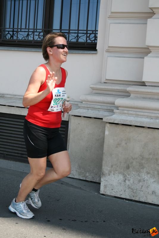 K&H Maraton és félmaraton váltó maraton_1266.jpg Hajni - SZiMaT futócsapt K&H Olimpiai Maraton és félmaraton váltó futás Budapest képek 2. fotók maraton_1266.jpg Hajni - SZiMaT futócsapt