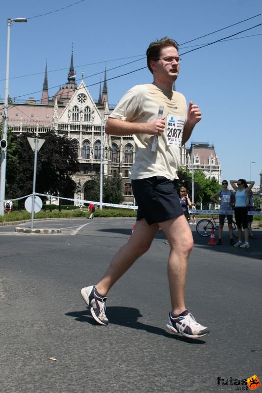 K&H Maraton és félmaraton váltó maraton_1272.jpg maraton_1272.jpg K&H Olimpiai Maraton és félmaraton váltó futás Budapest képek 2. fotók maraton_1272.jpg maraton_1272.jpg