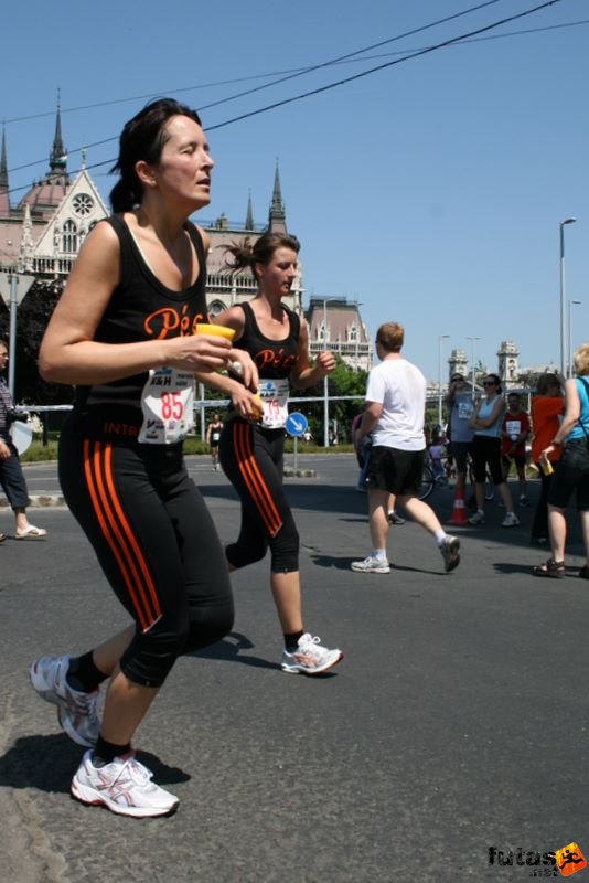 K&H Maraton és félmaraton váltó maraton_1278.jpg Pécsi lányok K&H Olimpiai Maraton és félmaraton váltó futás Budapest képek 2. fotók maraton_1278.jpg Pécsi lányok