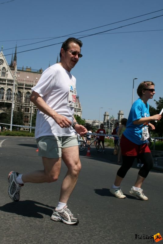 K&H Maraton és félmaraton váltó maraton_1283.jpg maraton_1283.jpg K&H Olimpiai Maraton és félmaraton váltó futás Budapest képek 3. fotók maraton_1283.jpg maraton_1283.jpg