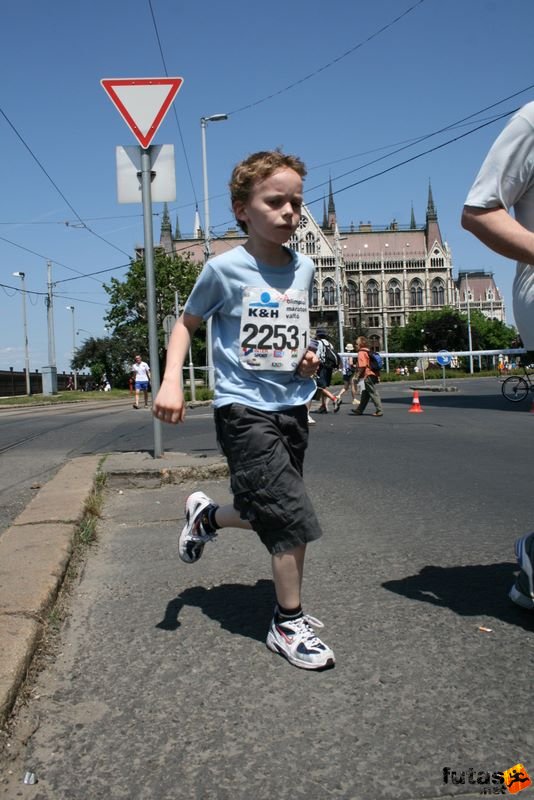 K&H Maraton és félmaraton váltó maraton_1292.jpg Szászlábúak futócsapat K&H Olimpiai Maraton és félmaraton váltó futás Budapest képek 3. fotók maraton_1292.jpg Szászlábúak futócsapat