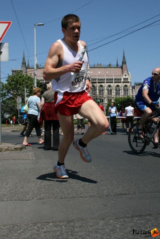 K&H Maraton és félmaraton váltó maraton_1295.jpg maraton_1295.jpg K&H Olimpiai Maraton és félmaraton váltó futás Budapest képek 3. fotók maraton_1295.jpg maraton_1295.jpg