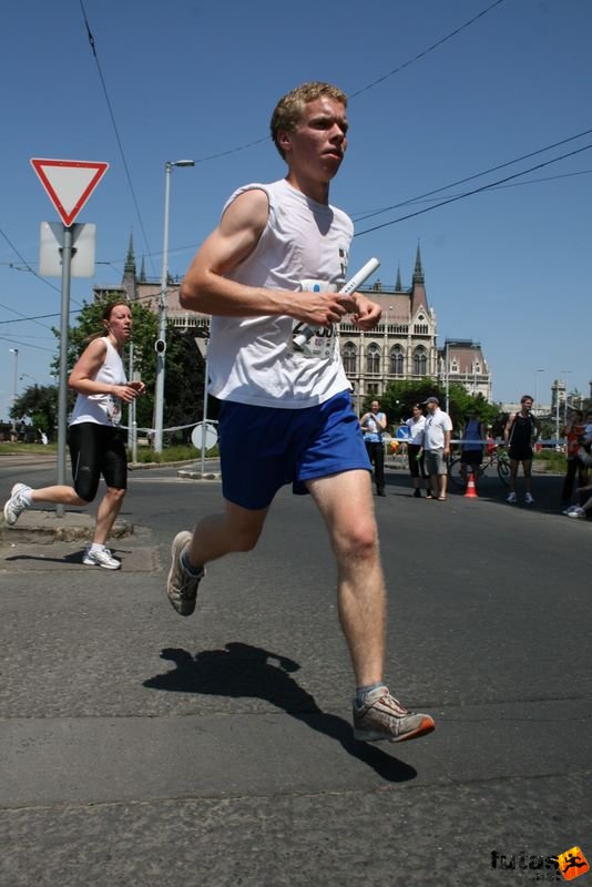 K&H Maraton és félmaraton váltó maraton_1301.jpg maraton_1301.jpg K&H Olimpiai Maraton és félmaraton váltó futás Budapest képek 3. fotók maraton_1301.jpg maraton_1301.jpg