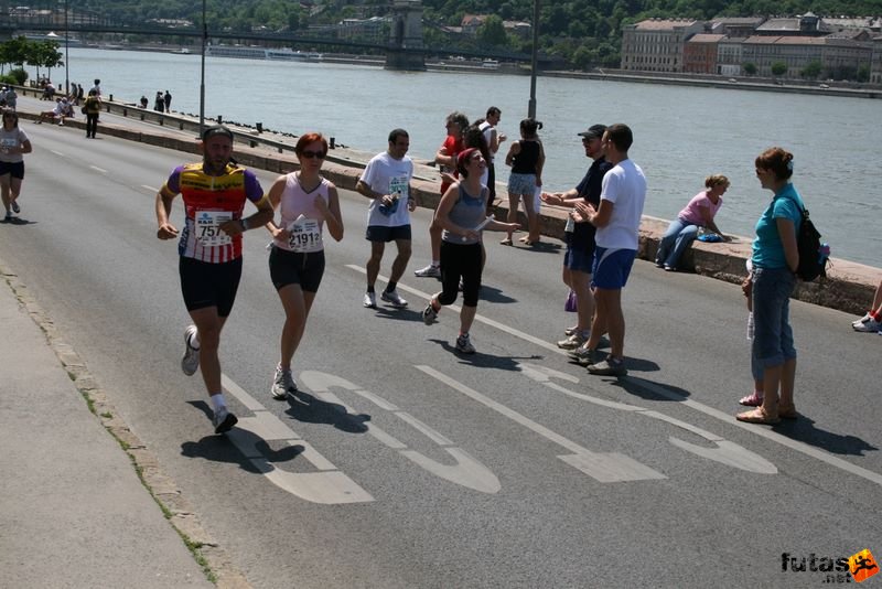 K&H Maraton és félmaraton váltó maraton_1306.jpg maraton_1306.jpg K&H Olimpiai Maraton és félmaraton váltó futás Budapest képek 3. fotók maraton_1306.jpg maraton_1306.jpg