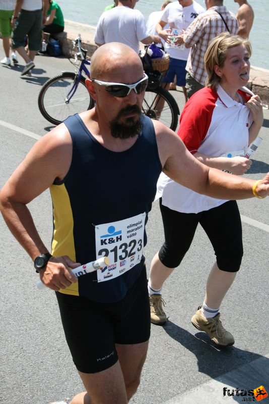 K&H Maraton és félmaraton váltó maraton_1315.jpg Honvéd Sas-hegy SE K&H Olimpiai Maraton és félmaraton váltó futás Budapest képek 3. fotók maraton_1315.jpg Honvéd Sas-hegy SE