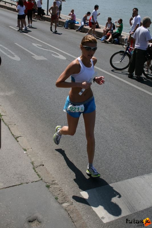 K&H Maraton és félmaraton váltó maraton_1325.jpg OTP Futókör Spontán K&H Olimpiai Maraton és félmaraton váltó futás Budapest képek 3. fotók maraton_1325.jpg OTP Futókör Spontán