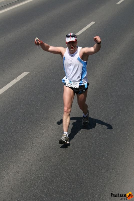 K&H Maraton és félmaraton váltó maraton_1336.jpg maraton_1336.jpg K&H Olimpiai Maraton és félmaraton váltó futás Budapest képek 3. fotók maraton_1336.jpg maraton_1336.jpg