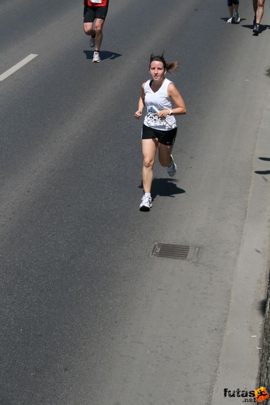 K&H Maraton és félmaraton váltó maraton_1337.jpg Julcsi K&H Olimpiai Maraton és félmaraton váltó futás Budapest képek 3. fotók maraton_1337.jpg Julcsi