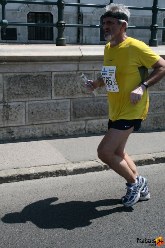 K&H Maraton és félmaraton váltó maraton_1345.jpg Tóni - Tibi Mindent Visz félmaraton váltó futócsapat K&H Olimpiai Maraton és félmaraton váltó futás Budapest képek 3. fotók maraton_1345.jpg Tóni - Tibi Mindent Visz félmaraton váltó futócsapat