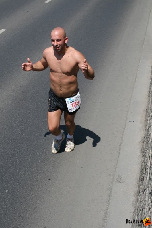 K&H Maraton és félmaraton váltó maraton_1350.jpg maraton_1350.jpg K&H Olimpiai Maraton és félmaraton váltó futás Budapest képek 3. fotók maraton_1350.jpg maraton_1350.jpg