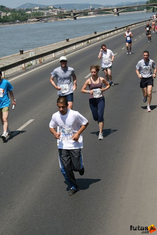 K&H Maraton és félmaraton váltó maraton_1352.jpg maraton_1352.jpg K&H Olimpiai Maraton és félmaraton váltó futás Budapest képek 3. fotók maraton_1352.jpg maraton_1352.jpg