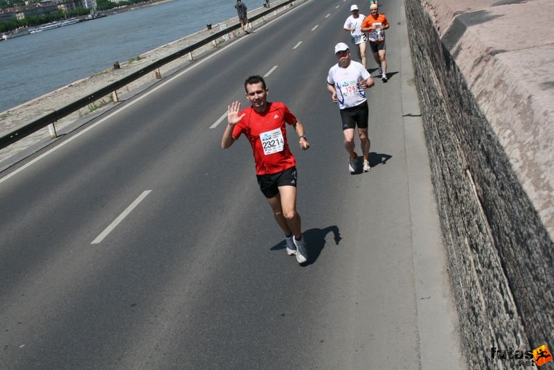 K&H Maraton és félmaraton váltó maraton_1367.jpg Pintér Tibi K&H Olimpiai Maraton és félmaraton váltó futás Budapest képek 3. fotók maraton_1367.jpg Pintér Tibi
