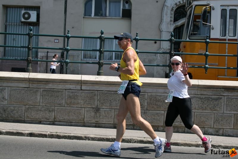 K&H Maraton és félmaraton váltó maraton_1371.jpg Steve és Nyúl K&H Olimpiai Maraton és félmaraton váltó futás Budapest képek 3. fotók maraton_1371.jpg Steve és Nyúl