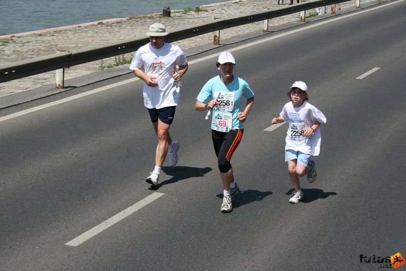 K&H Maraton és félmaraton váltó maraton_1372.jpg maraton_1372.jpg K&H Olimpiai Maraton és félmaraton váltó futás Budapest képek 3. fotók maraton_1372.jpg maraton_1372.jpg
