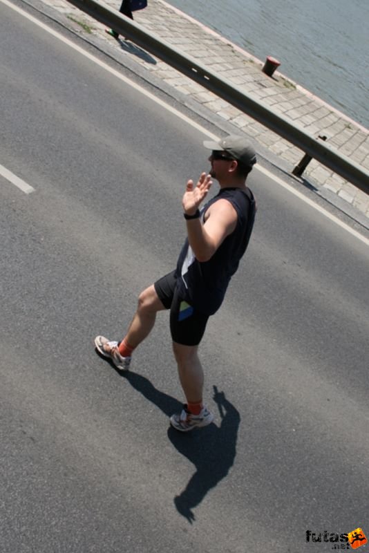 K&H Maraton és félmaraton váltó maraton_1374.jpg maraton_1374.jpg K&H Olimpiai Maraton és félmaraton váltó futás Budapest képek 3. fotók maraton_1374.jpg maraton_1374.jpg