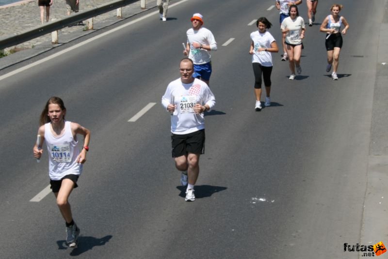 K&H Maraton és félmaraton váltó maraton_1392.jpg maraton_1392.jpg K&H Olimpiai Maraton és félmaraton váltó futás Budapest képek 3. fotók maraton_1392.jpg maraton_1392.jpg