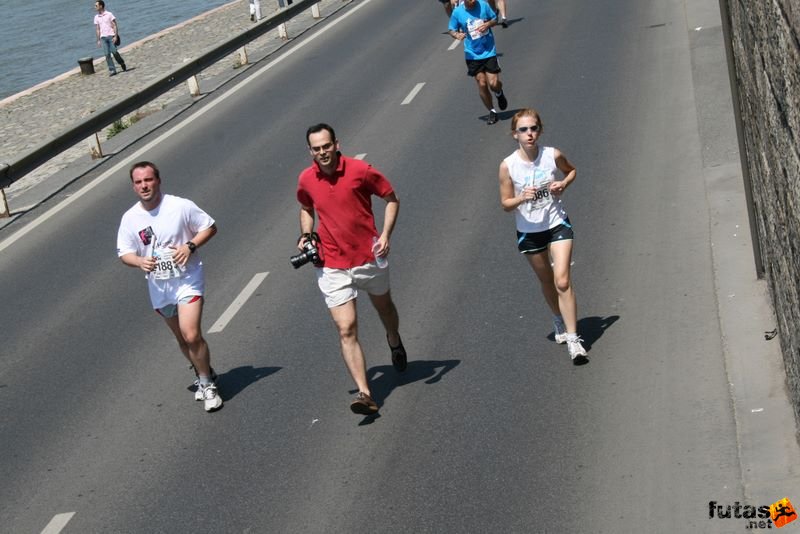 K&H Maraton és félmaraton váltó maraton_1395.jpg maraton_1395.jpg K&H Olimpiai Maraton és félmaraton váltó futás Budapest képek 3. fotók maraton_1395.jpg maraton_1395.jpg