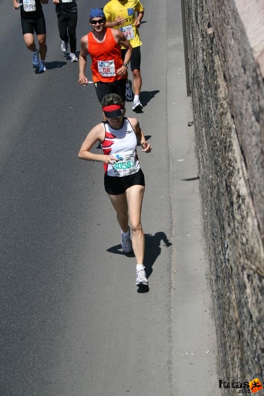 K&H Maraton és félmaraton váltó maraton_1398.jpg maraton_1398.jpg K&H Olimpiai Maraton és félmaraton váltó futás Budapest képek 3. fotók maraton_1398.jpg maraton_1398.jpg