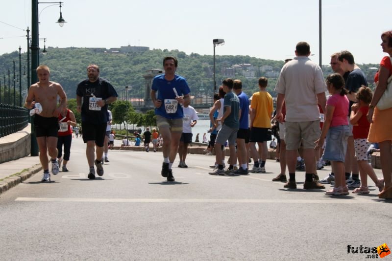 K&H Maraton és félmaraton váltó maraton_1403.jpg maraton_1403.jpg K&H Olimpiai Maraton és félmaraton váltó futás Budapest képek 3. fotók maraton_1403.jpg maraton_1403.jpg