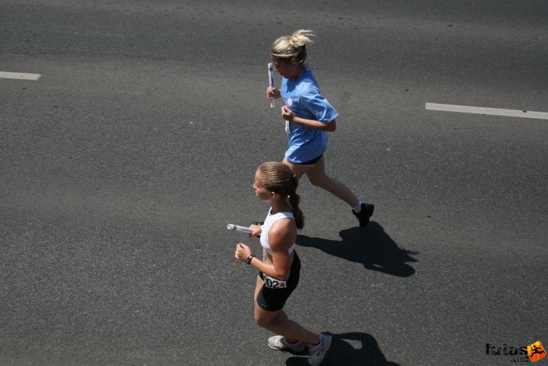 K&H Maraton és félmaraton váltó maraton_1409.jpg maraton_1409.jpg K&H Olimpiai Maraton és félmaraton váltó futás Budapest képek 3. fotók maraton_1409.jpg maraton_1409.jpg