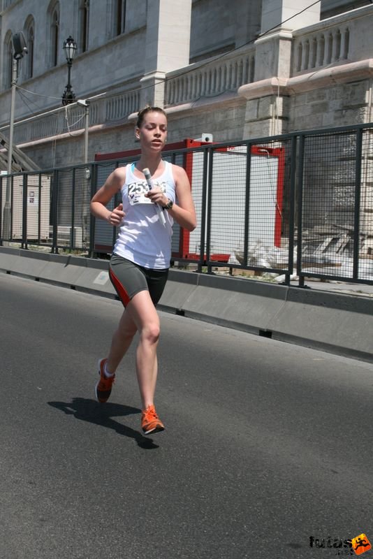 K&H Maraton és félmaraton váltó maraton_1418.jpg maraton_1418.jpg K&H Olimpiai Maraton és félmaraton váltó futás Budapest képek 3. fotók maraton_1418.jpg maraton_1418.jpg