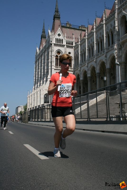K&H Maraton és félmaraton váltó maraton_1422.jpg futás az Országház előtt K&H Olimpiai Maraton és félmaraton váltó futás Budapest képek 3. fotók maraton_1422.jpg futás az Országház előtt