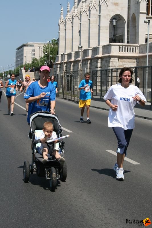 K&H Maraton és félmaraton váltó maraton_1424.jpg babakocsi futás az Oszágház előtt K&H Olimpiai Maraton és félmaraton váltó futás Budapest képek 3. fotók maraton_1424.jpg babakocsi futás az Oszágház előtt