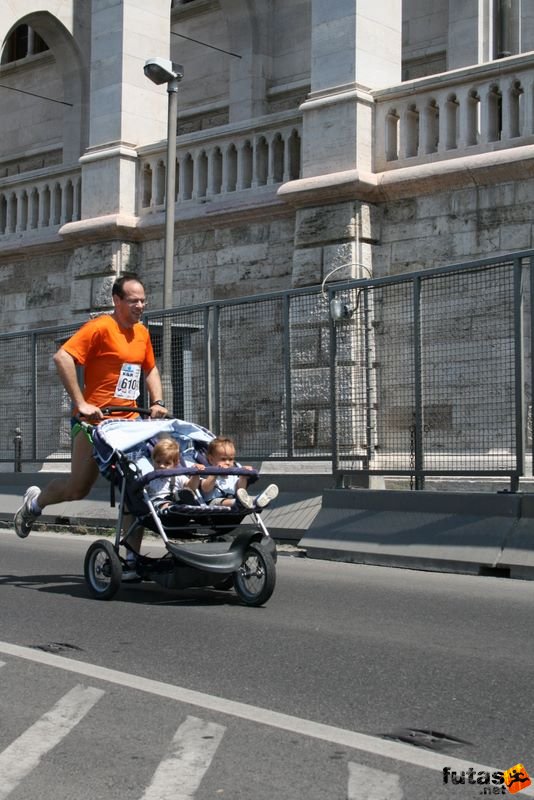 K&H Maraton és félmaraton váltó maraton_1430.jpg Balázs fut az ikrekkel, babakocsis futás ikrekkel K&H Olimpiai Maraton és félmaraton váltó futás Budapest képek 3. fotók maraton_1430.jpg Balázs fut az ikrekkel, babakocsis futás ikrekkel