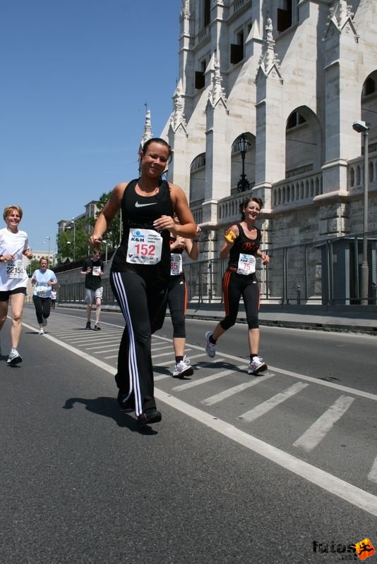 K&H Maraton és félmaraton váltó maraton_1432.jpg maraton_1432.jpg K&H Olimpiai Maraton és félmaraton váltó futás Budapest képek 3. fotók maraton_1432.jpg maraton_1432.jpg