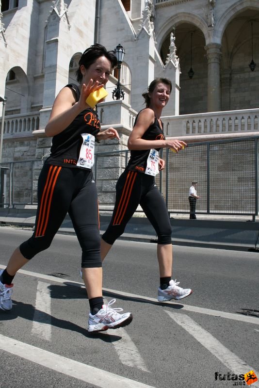 K&H Maraton és félmaraton váltó maraton_1433.jpg pécsi lányok K&H Olimpiai Maraton és félmaraton váltó futás Budapest képek 3. fotók maraton_1433.jpg pécsi lányok