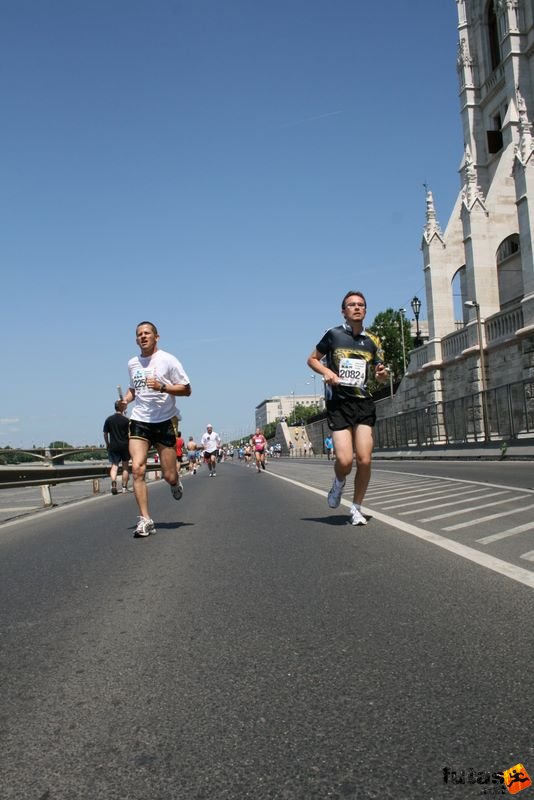 K&H Maraton és félmaraton váltó maraton_1441.jpg maraton_1441.jpg K&H Olimpiai Maraton és félmaraton váltó futás Budapest képek 3. fotók maraton_1441.jpg maraton_1441.jpg