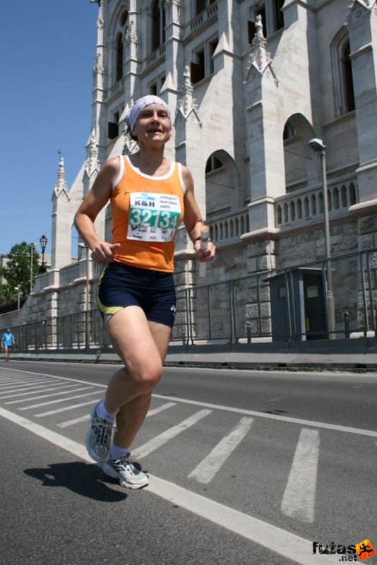 K&H Maraton és félmaraton váltó maraton_1444.jpg Szellő-Lányok futócsapat K&H Olimpiai Maraton és félmaraton váltó futás Budapest képek 3. fotók maraton_1444.jpg Szellő-Lányok futócsapat
