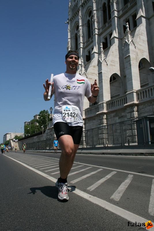 K&H Maraton és félmaraton váltó maraton_1445.jpg IZOTÓP futócsapat K&H Olimpiai Maraton és félmaraton váltó futás Budapest képek 3. fotók maraton_1445.jpg IZOTÓP futócsapat