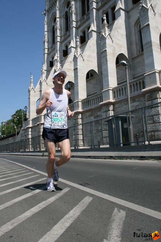 K&H Maraton és félmaraton váltó maraton_1448.jpg Kevin váltó futás K&H Olimpiai Maraton és félmaraton váltó futás Budapest képek 3. fotók maraton_1448.jpg Kevin váltó futás