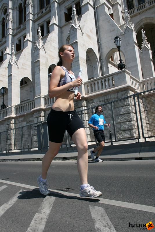 K&H Maraton és félmaraton váltó maraton_1451.jpg maraton_1451.jpg K&H Olimpiai Maraton és félmaraton váltó futás Budapest képek 3. fotók maraton_1451.jpg maraton_1451.jpg