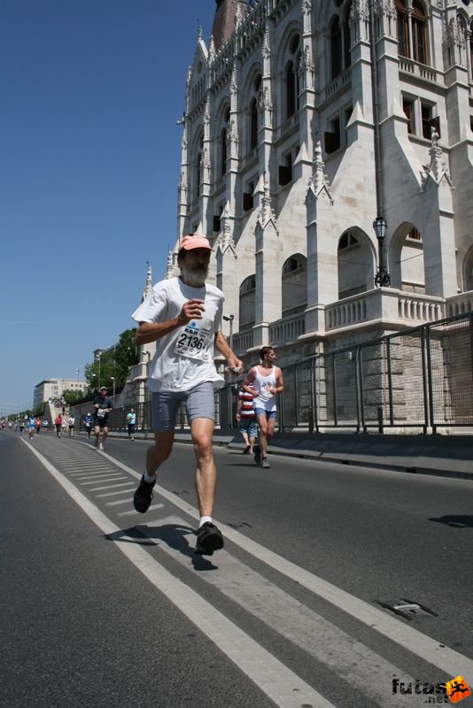 K&H Maraton és félmaraton váltó maraton_1452.jpg maraton_1452.jpg K&H Olimpiai Maraton és félmaraton váltó futás Budapest képek 3. fotók maraton_1452.jpg maraton_1452.jpg