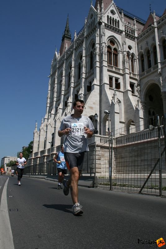 K&H Maraton és félmaraton váltó maraton_1458.jpg Hárman is teljesítjük maraton váltó K&H Olimpiai Maraton és félmaraton váltó futás Budapest képek 3. fotók maraton_1458.jpg Hárman is teljesítjük maraton váltó