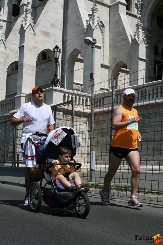 K&H Maraton és félmaraton váltó maraton_1461.jpg babakocsi futás - félmaraton futás K&H Olimpiai Maraton és félmaraton váltó futás Budapest képek 3. fotók maraton_1461.jpg babakocsi futás - félmaraton futás