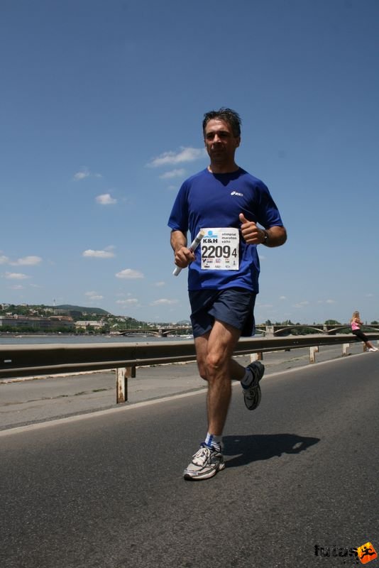 K&H Maraton és félmaraton váltó maraton_1463.jpg OVERLAND Asics futócsapat K&H Olimpiai Maraton és félmaraton váltó futás Budapest képek 3. fotók maraton_1463.jpg OVERLAND Asics futócsapat