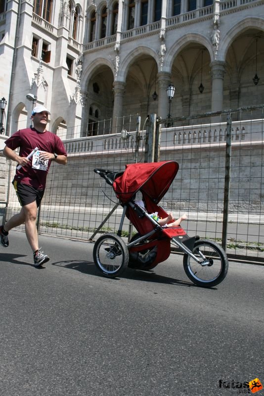 K&H Maraton és félmaraton váltó maraton_1465.jpg babakocsis futás, érd utol a babakocsit az Országház előtt K&H Olimpiai Maraton és félmaraton váltó futás Budapest képek 3. fotók maraton_1465.jpg babakocsis futás, érd utol a babakocsit az Országház előtt