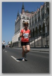 K&H Olimpiai Maraton és félmaraton váltó futás Budapest képek 3. fotók futás az Országház előtt