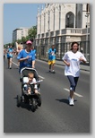 K&H Olimpiai Maraton és félmaraton váltó futás Budapest képek 3. fotók babakocsi futás az Oszágház előtt