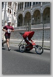 K&H Olimpiai Maraton és félmaraton váltó futás Budapest képek 3. fotók babakocsis futás, érd utol a babakocsit az Országház előtt