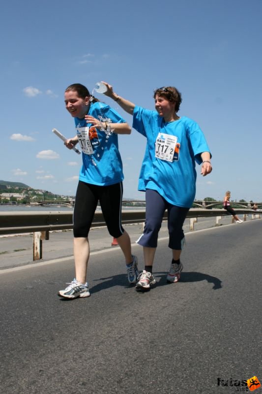 16. K&H Maraton és félmaraton váltó maraton_1468.jpg hűsítő vízzel K&H Olimpiai Maraton és félmaraton váltó futás Budapest képek 4. fotók 2009 maraton_1468.jpg hűsítő vízzel